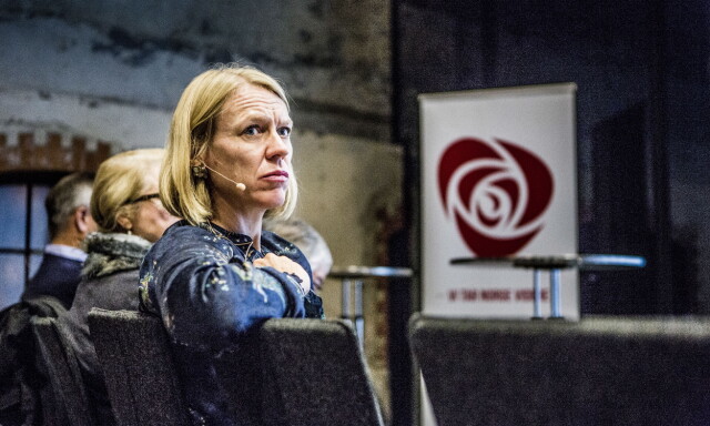 image: - Han tok hånda opp under genseren min